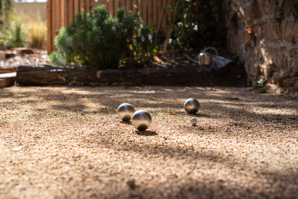 Boules de pétanque sur l’aire de jeu en gravier