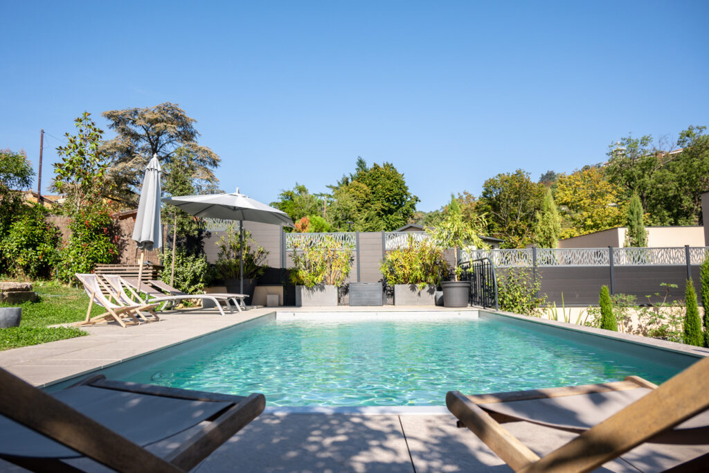 Jardin paysager avec bassin, terrasse et plantations