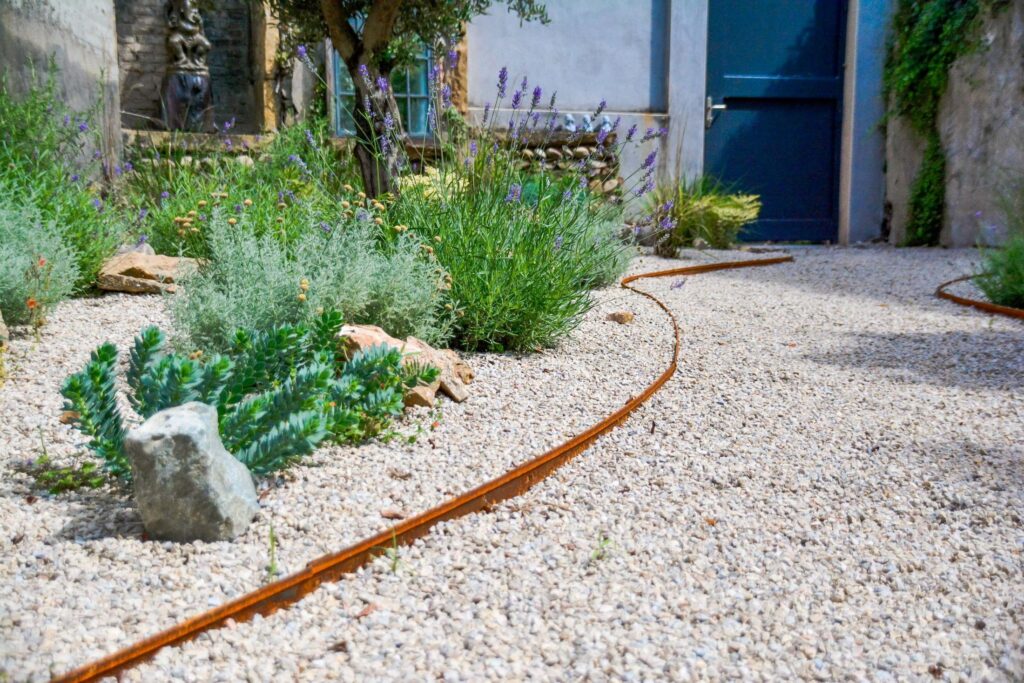 Vivaces et couvre-sols le long d’une bordure courbe en acier corten